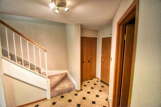Building Photo - 109 White Oak Ct