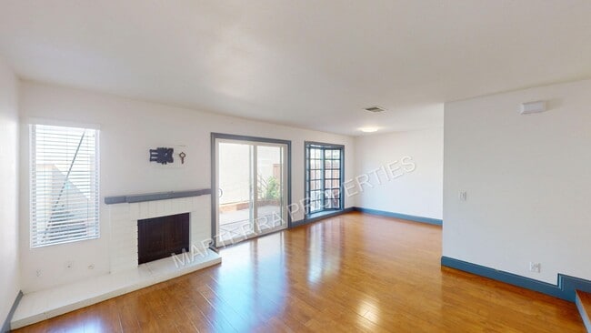 Building Photo - 2-bedroom Townhome in Irvine!