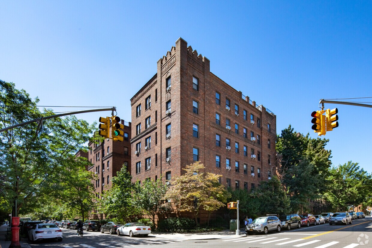 Primary Photo - 3353 82nd St
