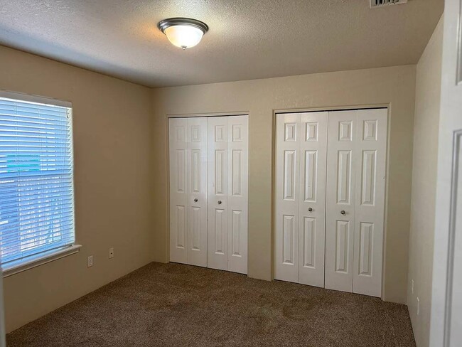 Building Photo - 1672 SW Waterstone Dr