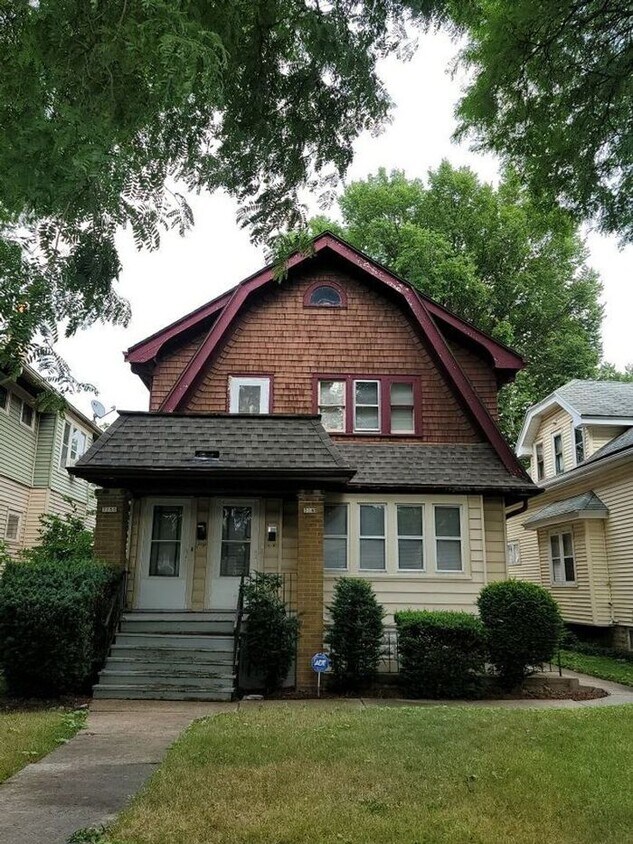 Lower Duplex House Rental in Milwaukee, WI