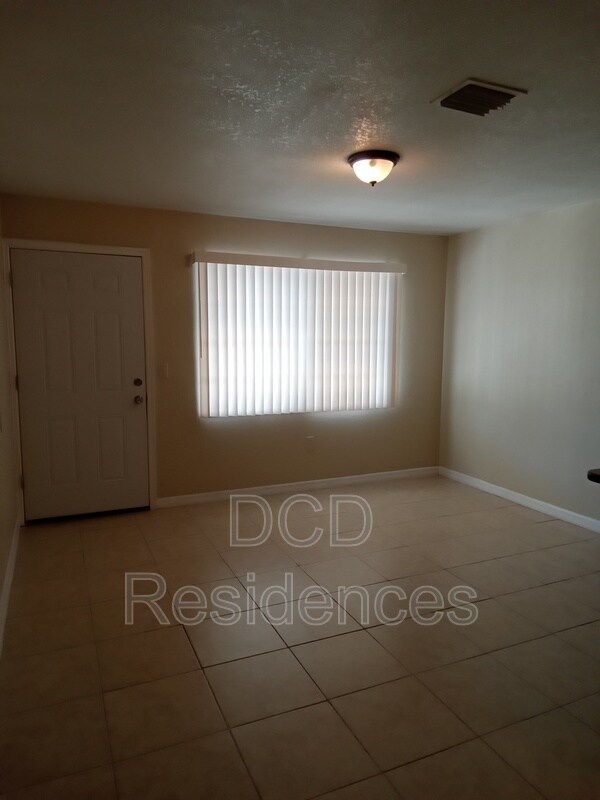 Building Photo - 612 Sally Ln S