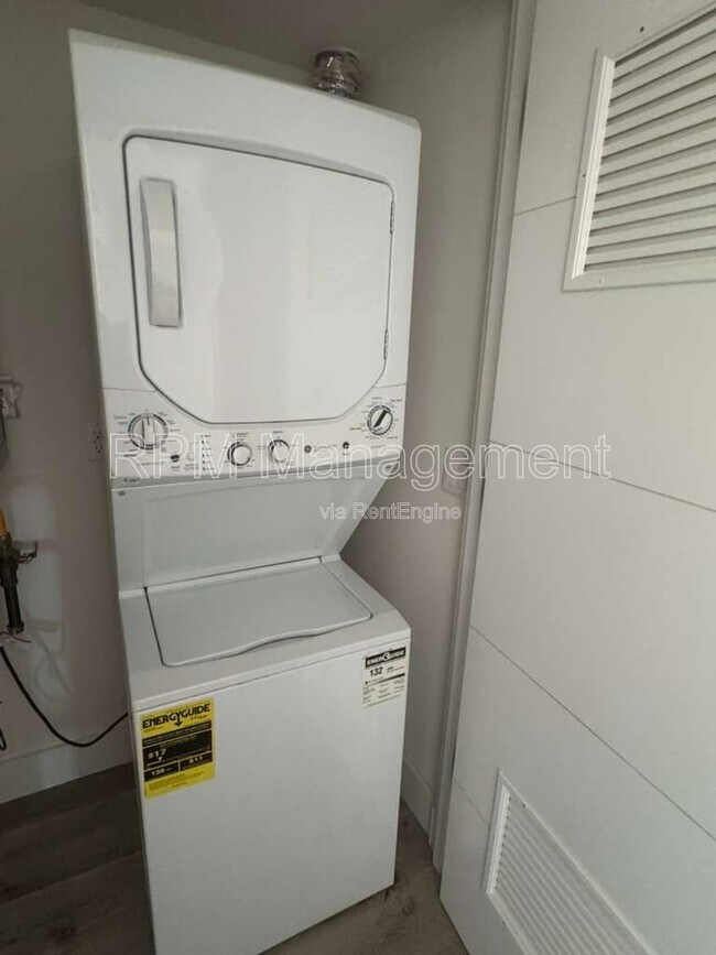 Foto del edificio - 5923 Laurel Canyon Blvd