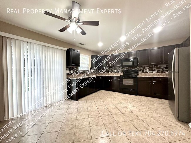 Foto del edificio - **MOVE IN SPECIAL** Charming 4BR/2.5BA Hom...