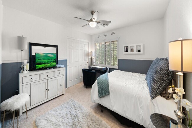 Foto del edificio - 1390 E Horseshoe Dr
