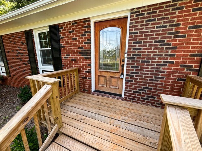 Foto del edificio - Gorgeous 3 bedroom, 2 bathroom brick home ...
