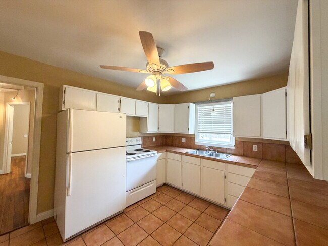 Building Photo - "Charming 2-Bedroom with Bonus Room in Perfect Location!"