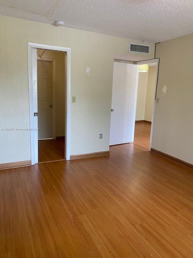 Building Photo - 765 SW 148th Ave
