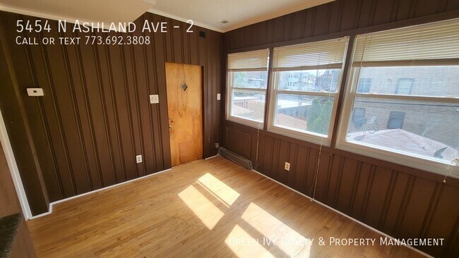 Building Photo - Top Floor Andersonville 2 Bed with Parking!