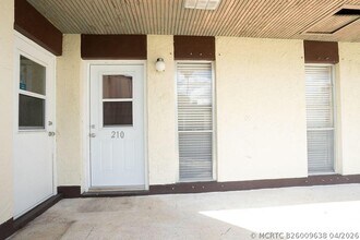 Building Photo - 2 Greenway Village N