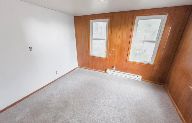 Building Photo - 1345 Arkwright St N