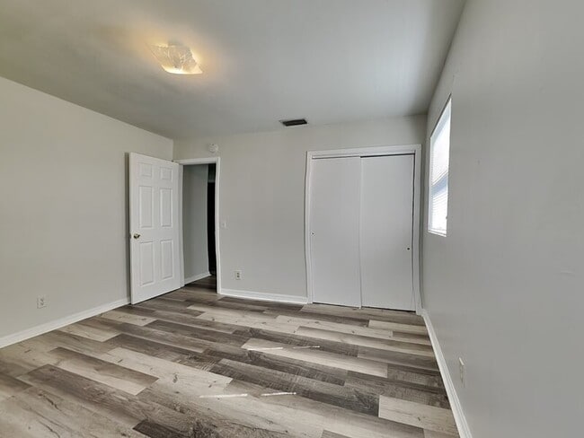 Building Photo - 1527 S Central Ave