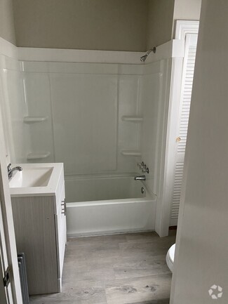 Building Photo - 129 Sandringham Ave