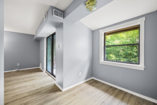 Building Photo - 1419 Valley Dr