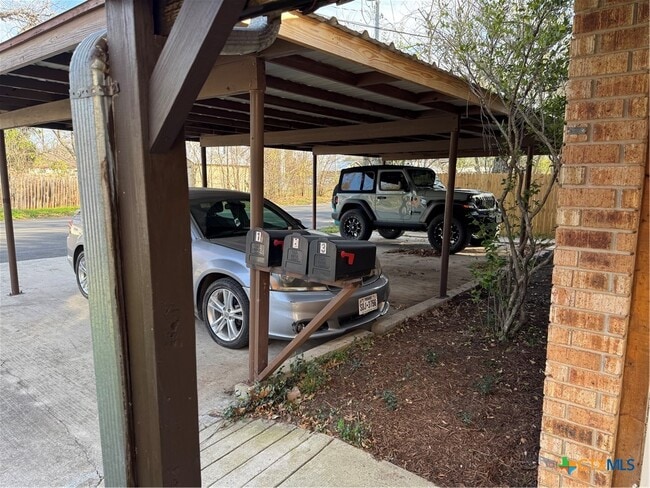 Building Photo - 510 N Bauer St