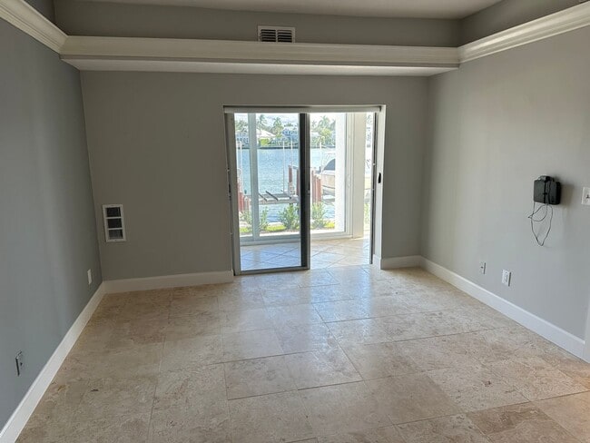 Building Photo - ** 1 BEDROOM UNFURNISHED RARE 1ST FLOOR CO...