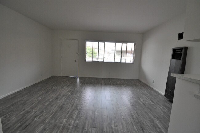 Building Photo - 10645 Valley Spring Ln