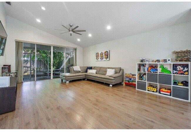 Foto del edificio - 6165 NW 77th Pl