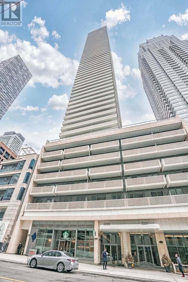 Building Photo - 2221 Yonge St