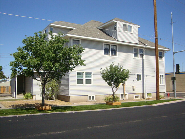 Oasis Apartments - 303 2nd Ave W