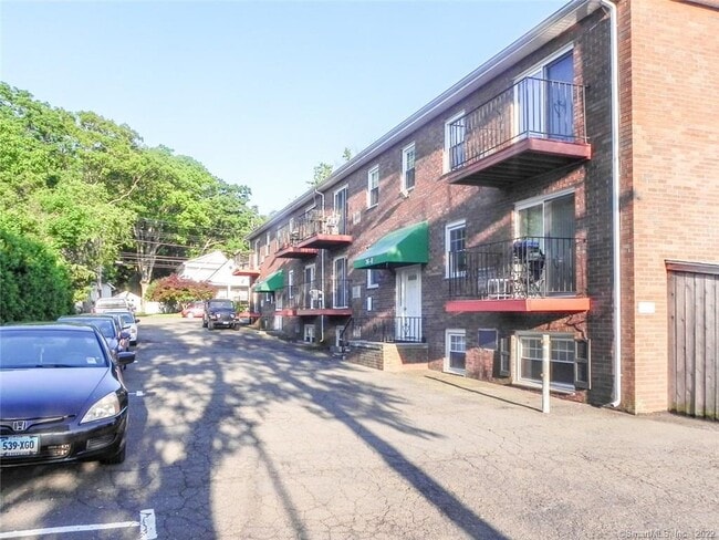 Foto del edificio - 36 Turn of River Rd