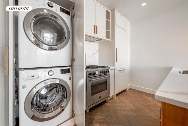 Building Photo - 11-12 44th Drive 6G