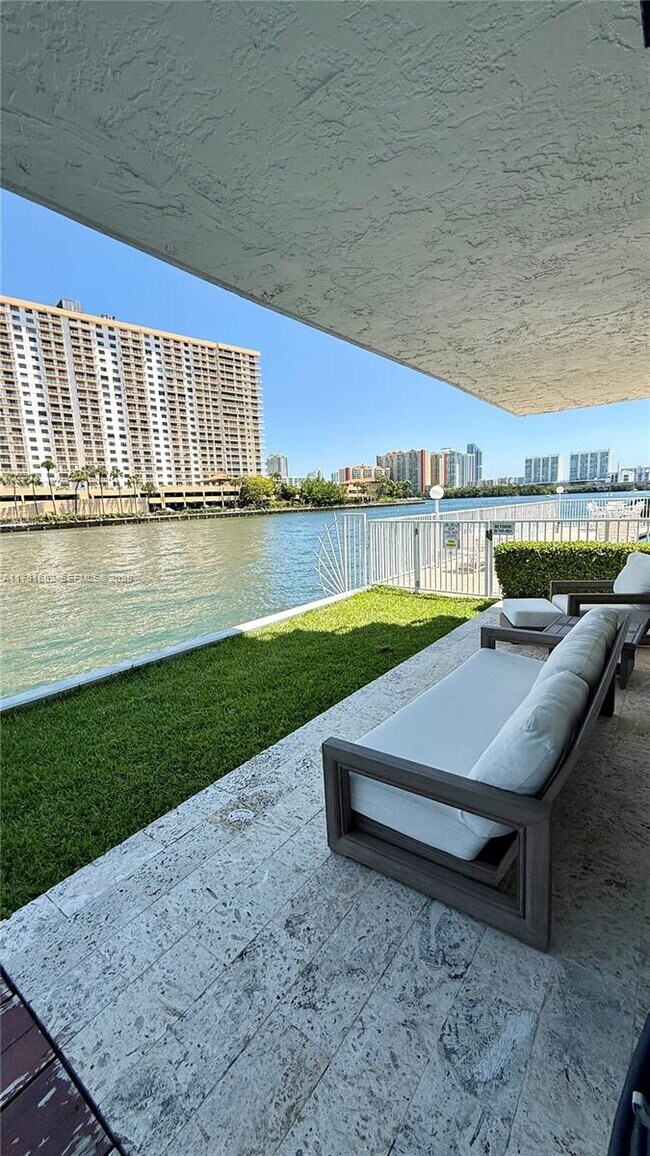 Foto del edificio - 4000 NE 170th St