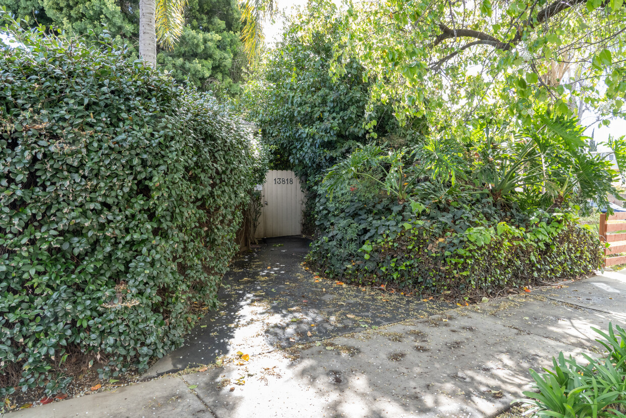 Primary Photo - 13818 Burbank Blvd