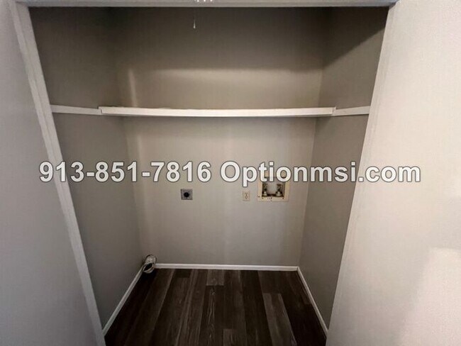Foto del edificio - Half duplex AVAILABLE NOW
