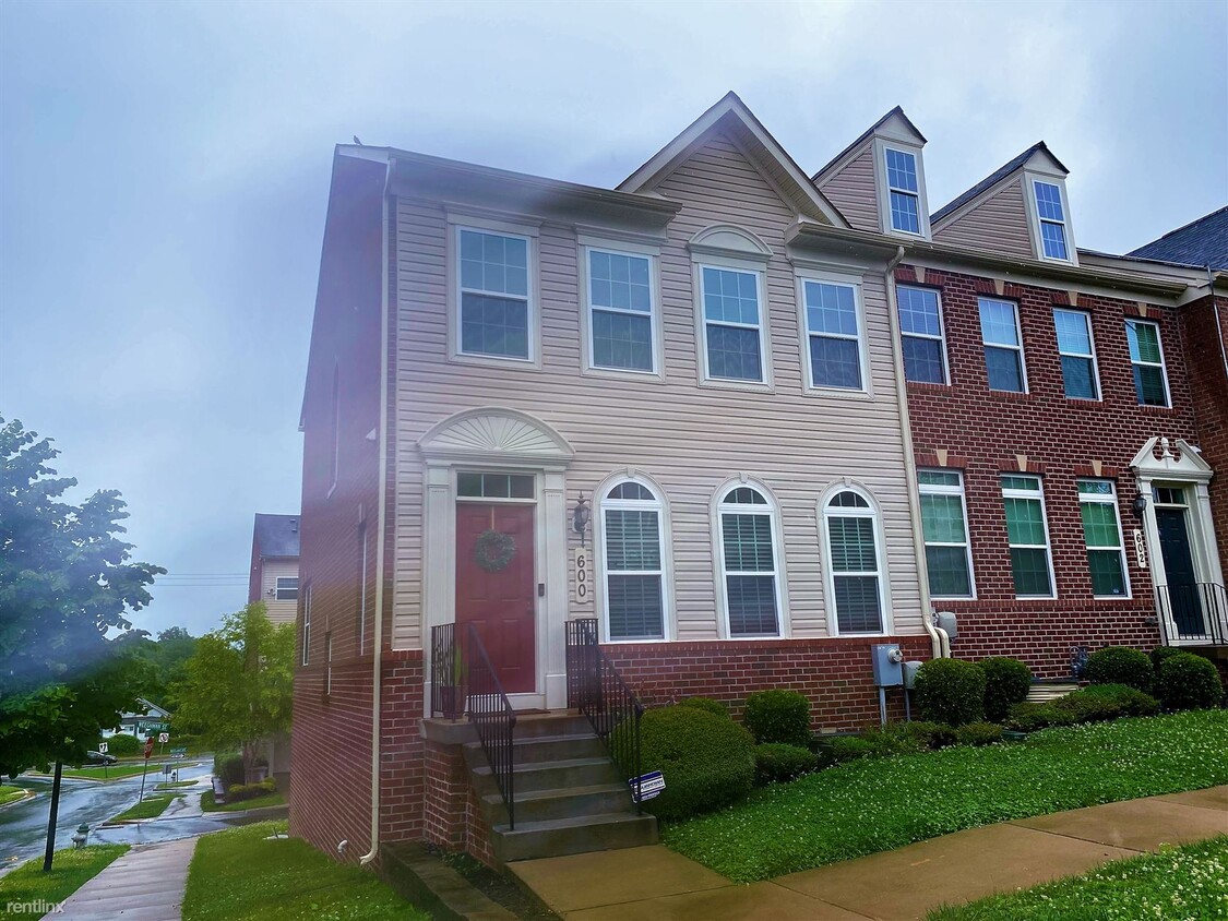 Primary Photo - 3 br, 2.5 bath Townhome - 600 Chance Pl
