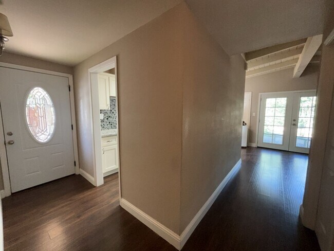 Foto del edificio - Updated 3 bedroom close to downtown and UC Davis campus, available for July move in!