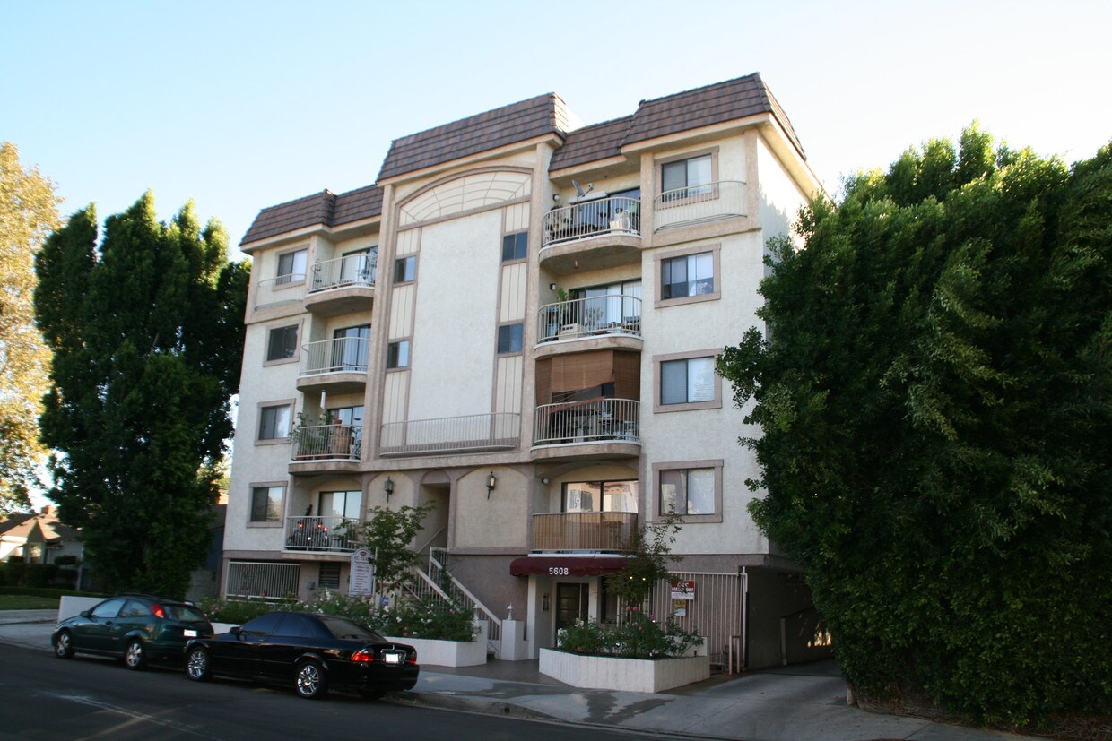 Edificio - 5608 St Clair Ave