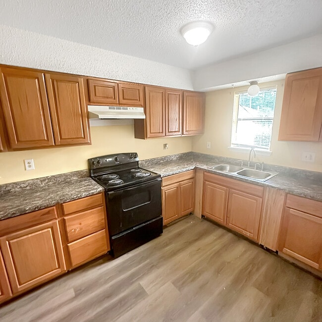 Building Photo - 405 Hickory Hill Dr