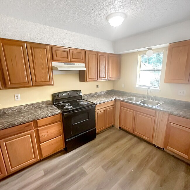 Foto del edificio - 405 Hickory Hill Dr