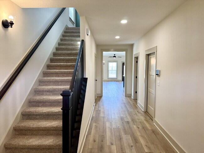 Foto del edificio - Need Space?  How about 5 bedrooms, 2.5 baths + an extra bonus area upstairs so that the kids can ...