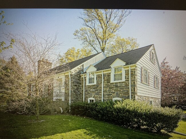Building Photo - 526 Williams Rd