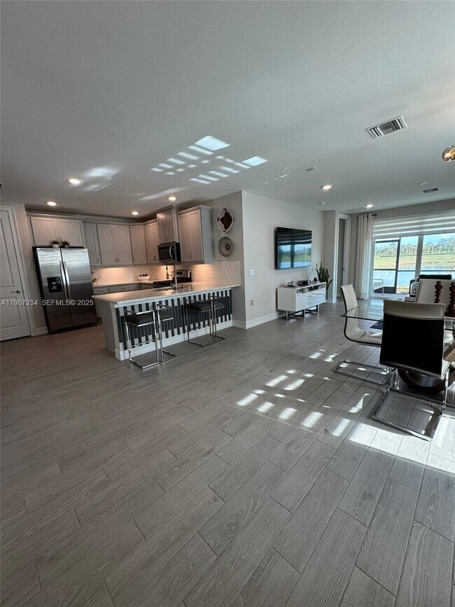 Building Photo - 44448 Palm Frond Dr