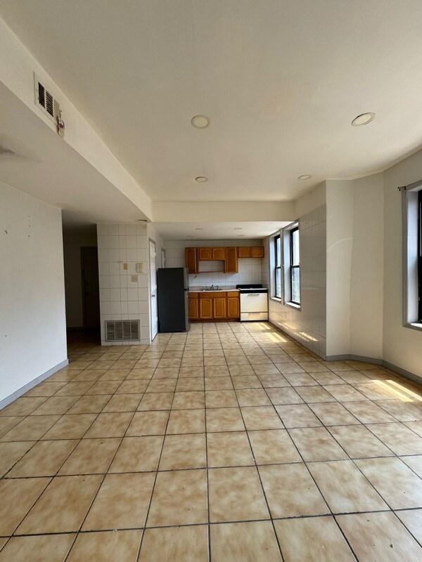 Foto del edificio - 47 Milford Ave