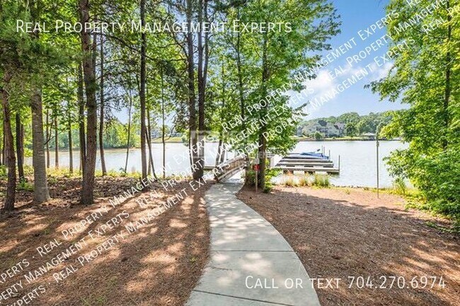 Foto del edificio - Amazing 4 Bed 3.5 Bath Town Home on Lake N...