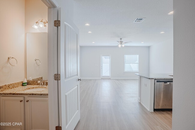 Foto del edificio - 7472 Shadow Lake Dr