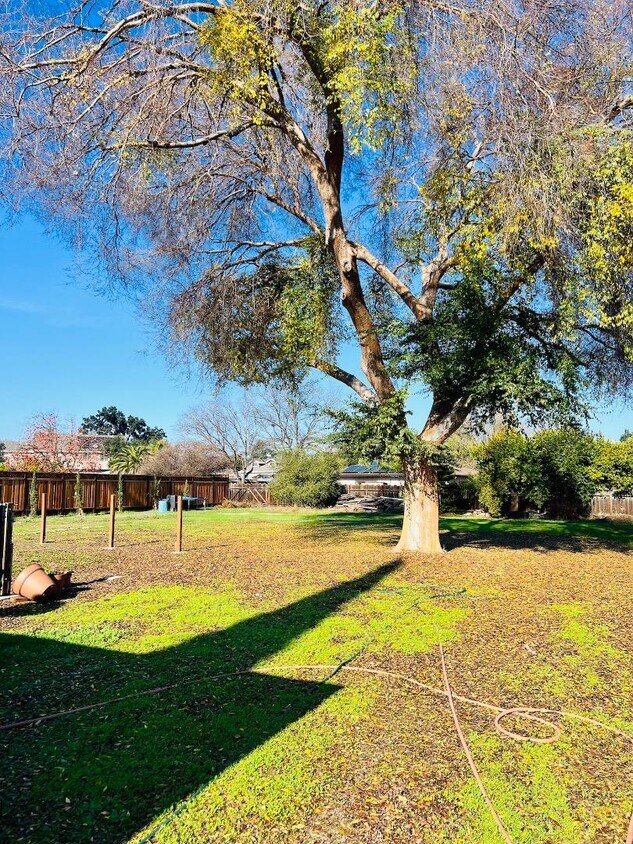 Building Photo - 14753 Charmeran Ave