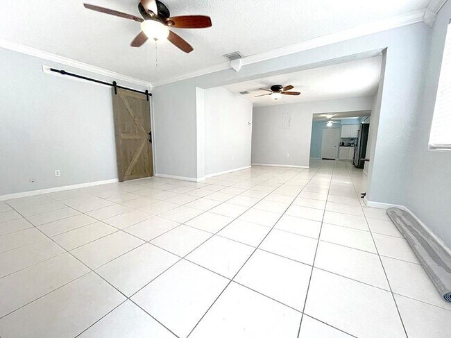 Foto del edificio - 324 SW 22nd St