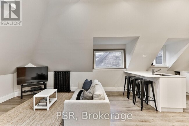 Building Photo - 264 Dovercourt Rd