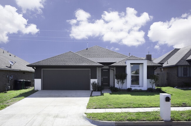 Building Photo - Stylish, Modern, Nearly New | 4-Bed | 2-Ba...
