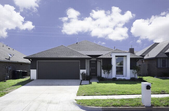 Foto del edificio - Stylish, Modern, Nearly New | 4-Bed | 2-Bath | Deer Creek Schools