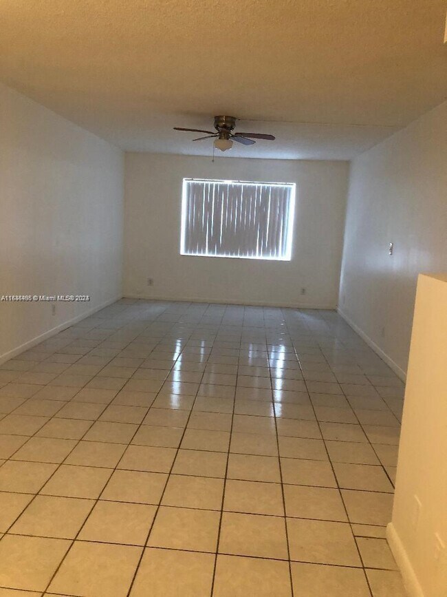 Foto del edificio - 10751 Royal Palm Blvd