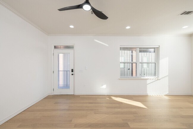 Building Photo - 1137 N Leverett Ave