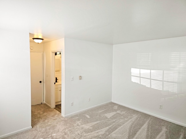 Building Photo - 5856 Highview Dr
