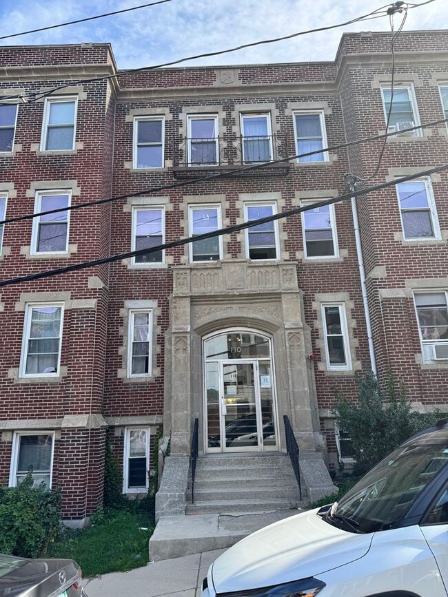 Building Photo - 1BR/1Bth unit. Great location, Laundry in building!