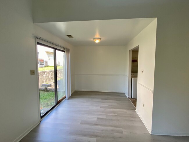 Building Photo - Large Two-Bedroom Condo in Edgewood!